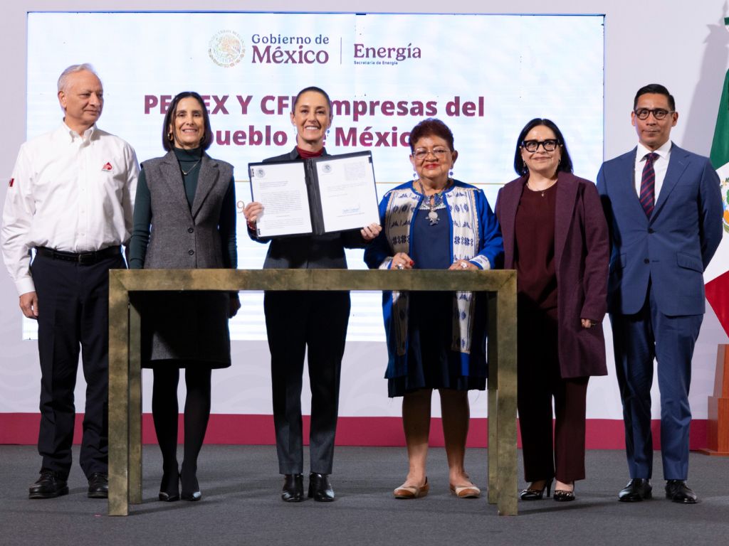 Sheinbaum firma leyes secundarias de la reforma energética que devuelven carácter público a Pemex y CFE