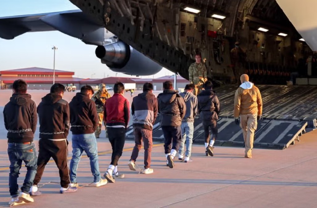 México desmiente restricción a avión militar de EE.UU. con migrantes