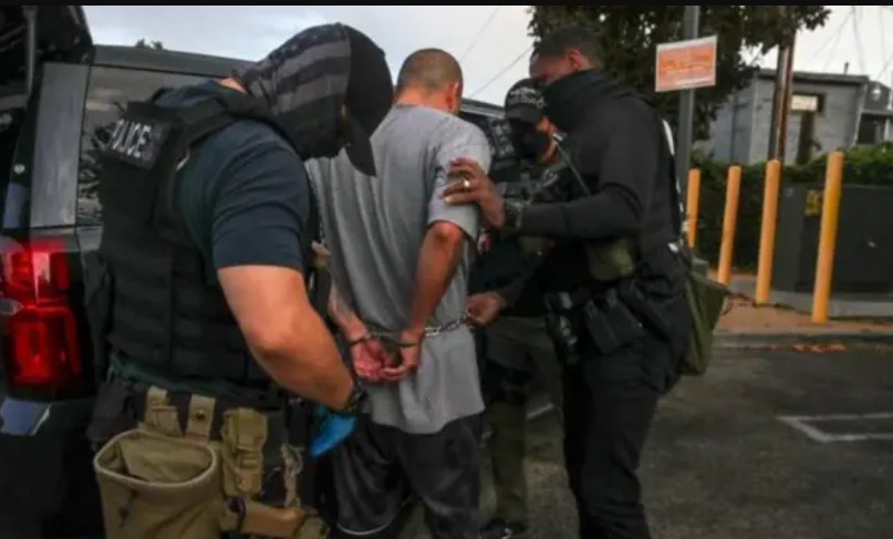 Trump refuerza redadas: más de 5,500 migrantes detenidos en EE.UU.