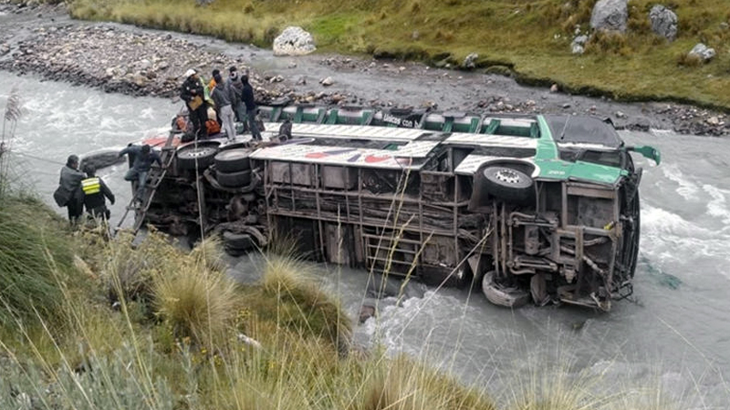 Tragedia en los Andes: autobús cae a un río y deja decenas de víctimas