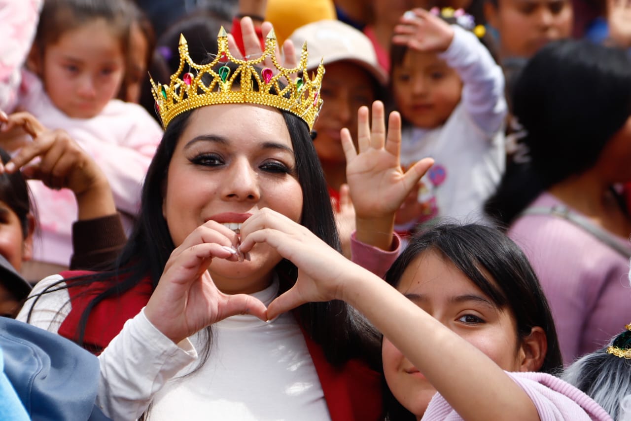 Niñas y niños de las juntas auxiliares y de la cabecera municipal disfrutaron de la magia de los Reyes Magos  San Pedro Cholula, Pue.- Tal como lo aseguró la presidenta municipal de San Pedro Cholula, Tonantzin Fernández, durante la realización de las posadas en todas las juntas auxiliares, este 6 y 7 de enero los Reyes Magos llevaron magia y juguetes a todos los rincones del municipio.  En compañía de la alcaldesa, la presidenta honoraria del Sistema Municipal DIF, Lupita Fernández; así como de secretarios, directores y regidores, los Reyes Magos visitaron a las y los niños cholultecas, quienes disfrutaron de shows de payasos, inflables y recorridos en tren, para culminar recibiendo juguetes.  Al respecto, Tonantzin Fernández afirmó que su gobierno tiene la firme convicción de que la niñez es una etapa sumamente importante, pues ello abona al refuerzo de la familia que, a su vez, recompone el tejido social.  Por ello, destacó que mantiene firme su compromiso de trabajar por todos los sectores y, en cumplimiento a su palabra, regresó con los Reyes Magos a cada una de las juntas auxiliares, entregando más de 30 mil juguetes por todo el municipio.  En el primero de los días, la Caravana de la Esperanza recorrió los municipios de San Juan Tlautla, San Sebastián Tepalcatepec, San Cosme Texintla, San Diego Cuachayotla, San Cristóbal Tepontla, San Matías Cocoyotla y la cabecera municipal, donde se repartieron más de 16 mil juguetes a niñas, niños y bebés.  Mientras que el 7 de enero, las juntas auxiliares visitadas fueron San Francisco Cuapa, Santa María Acuexcomac, San Gregorio Zacapechpan, San Agustín Calvario, Santa Bárbara Almoloya, Manantiales y Santiago Momoxpan, entregando más de 14 mil juguetes.  Finalmente, cabe mencionar que Tonantzin Fernández anunció el regreso de su administración, no sólo con actividades para los menores, sino con obras y buenas noticas a todos los rincones de San Pedro Cholula, garantizando la transformación para todas y todos.