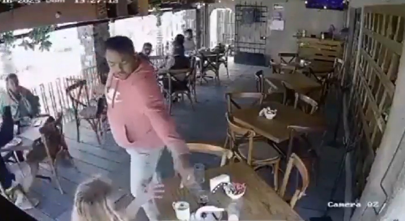 Delincuente roba a clientes y empleados de restaurante en Puebla