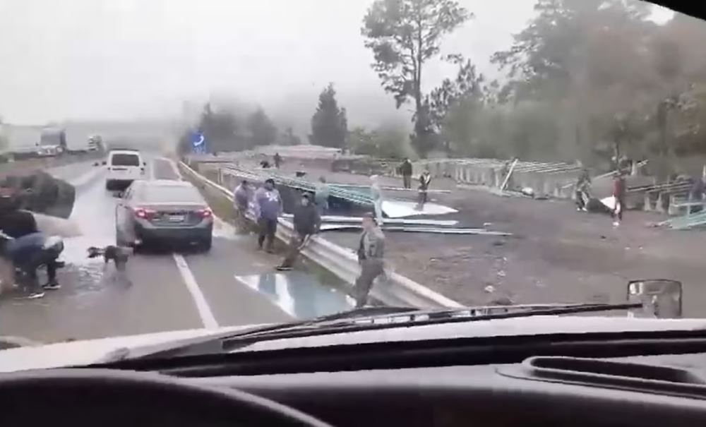 Pobladores intentan saquear tráiler volcado en San Luis Potosí