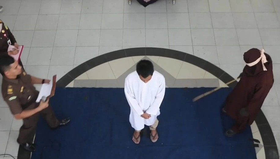 Indonesia: Dos jóvenes son castigados con 165 latigazos por relaciones homosexuales en Aceh