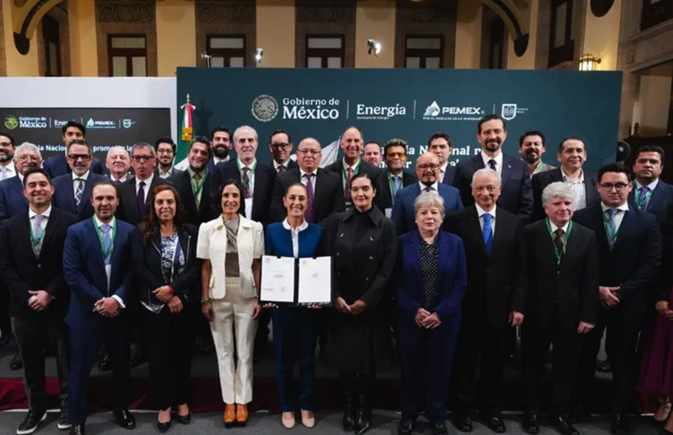 Sheinbaum y gasolineros acuerdan fijar precio máximo de gasolina Magna