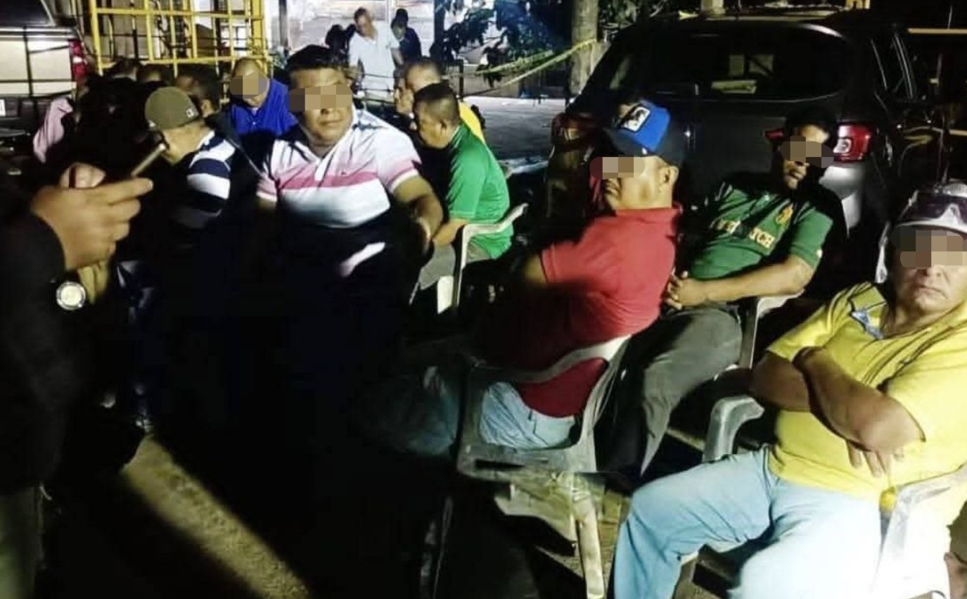 Detienen a 13 policías municipales y 3 civiles en Tabasco durante operativo