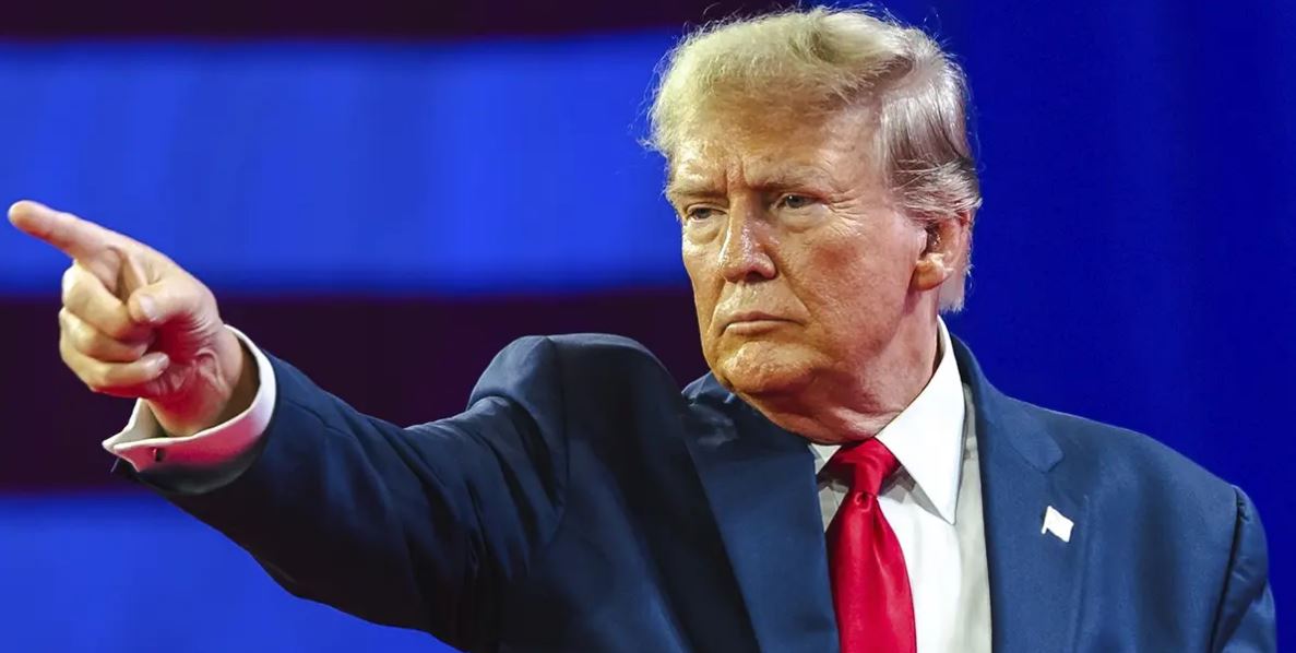 Trump firma orden ejecutiva para excluir a mujeres trans de deportes