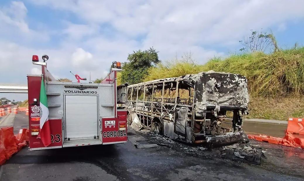 Autobús se incendia en la Puebla-Veracruz y queda reducido a escombros