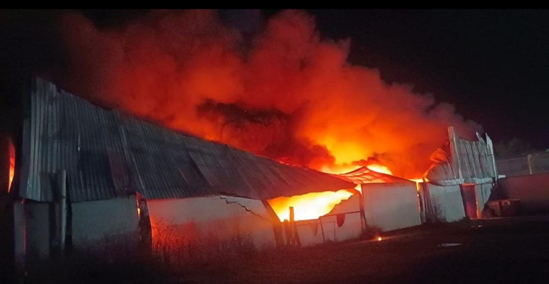 Fuerte incendio consumió una bodega de reciclaje en el Parque Industrial Chachapa en Amozoc