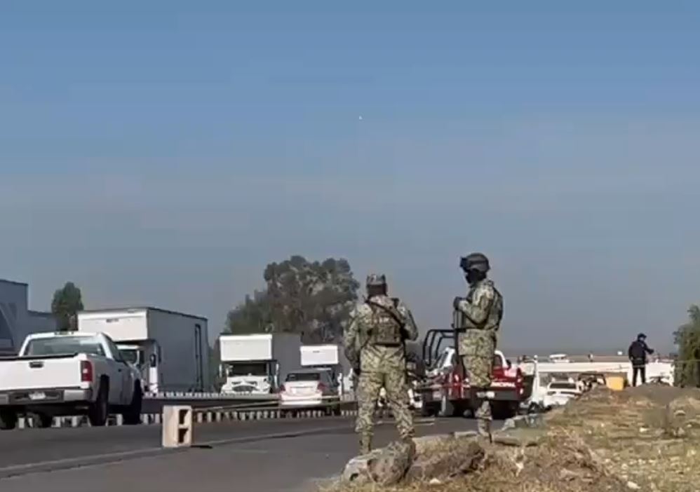 Hallan bolsa con posibles restos humanos en la México-Puebla