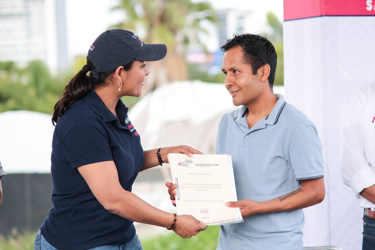 Más calles con luz, lleva Lupita Cuautle red eléctrica a San Antonio Cacalotepec