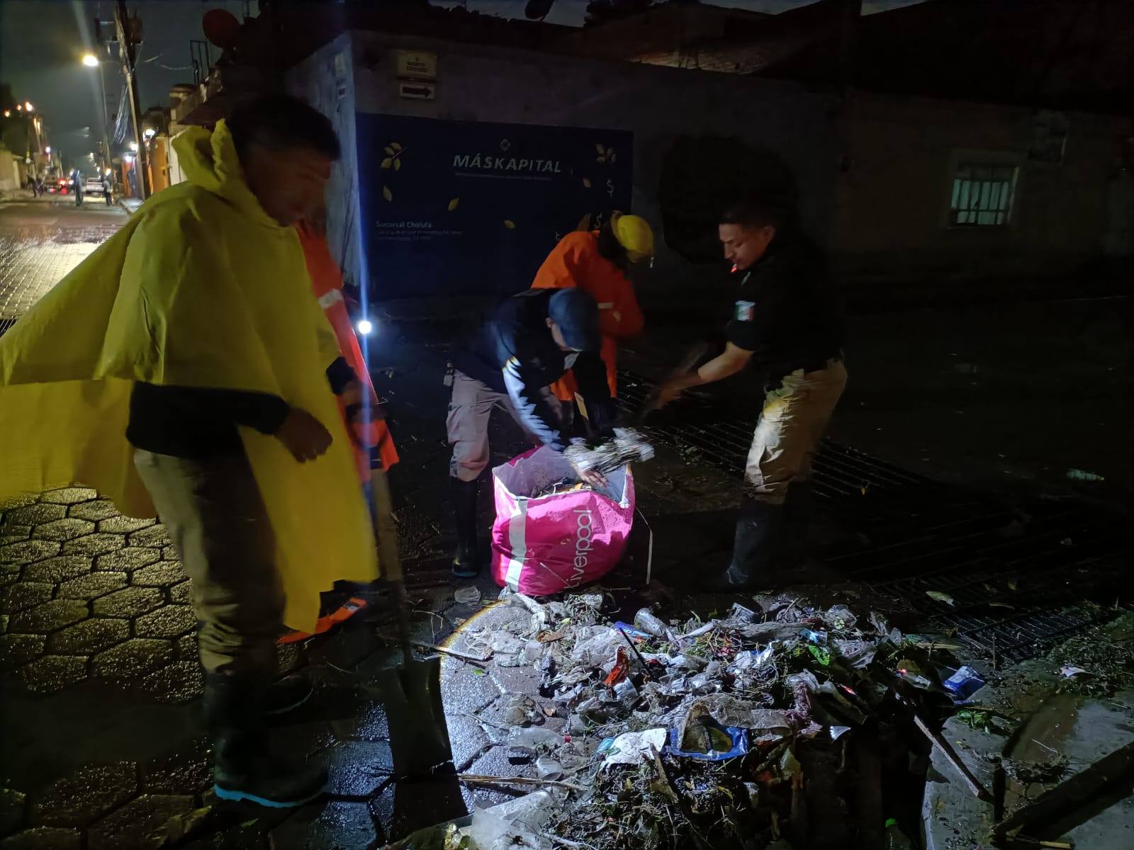Guardias Ciudadanos tras lluvia retiran más de 20 kg de basura en coladeras cholultecas