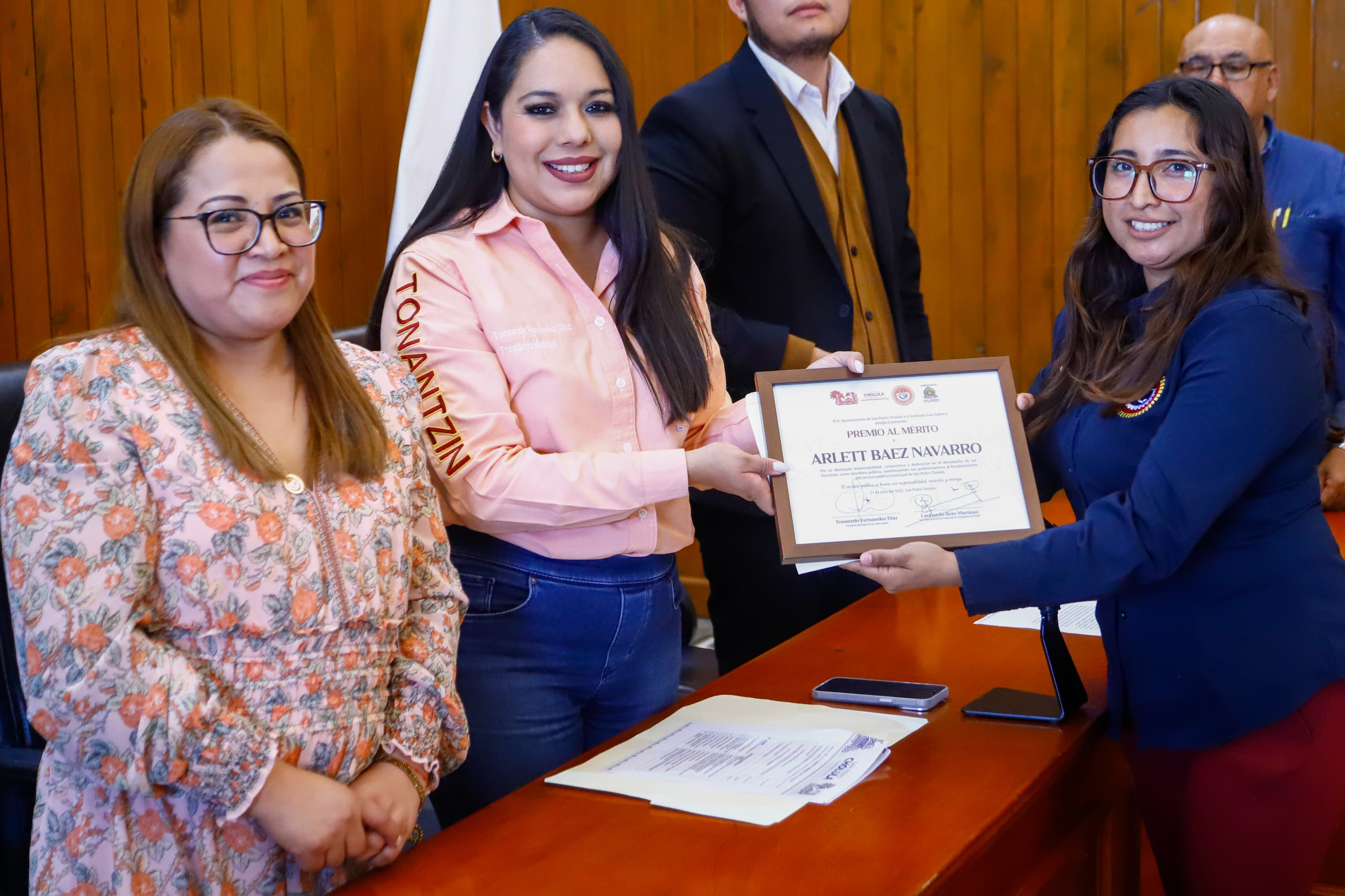 Comprometida con la seguridad y el servicio público, Tonantzin Fernández entrega becas y reconocimientos