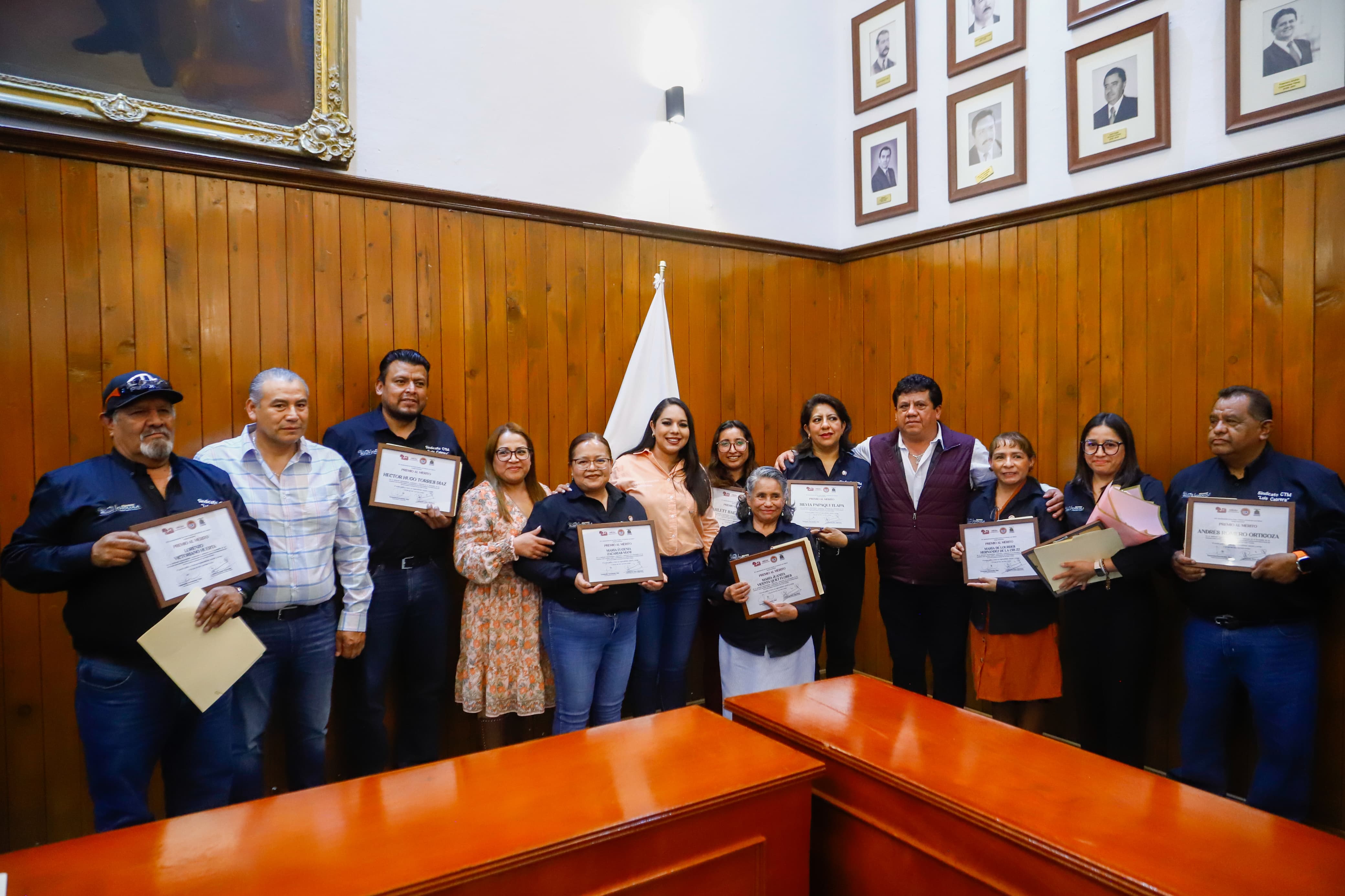 Comprometida con la seguridad y el servicio público, Tonantzin Fernández entrega becas y reconocimientos