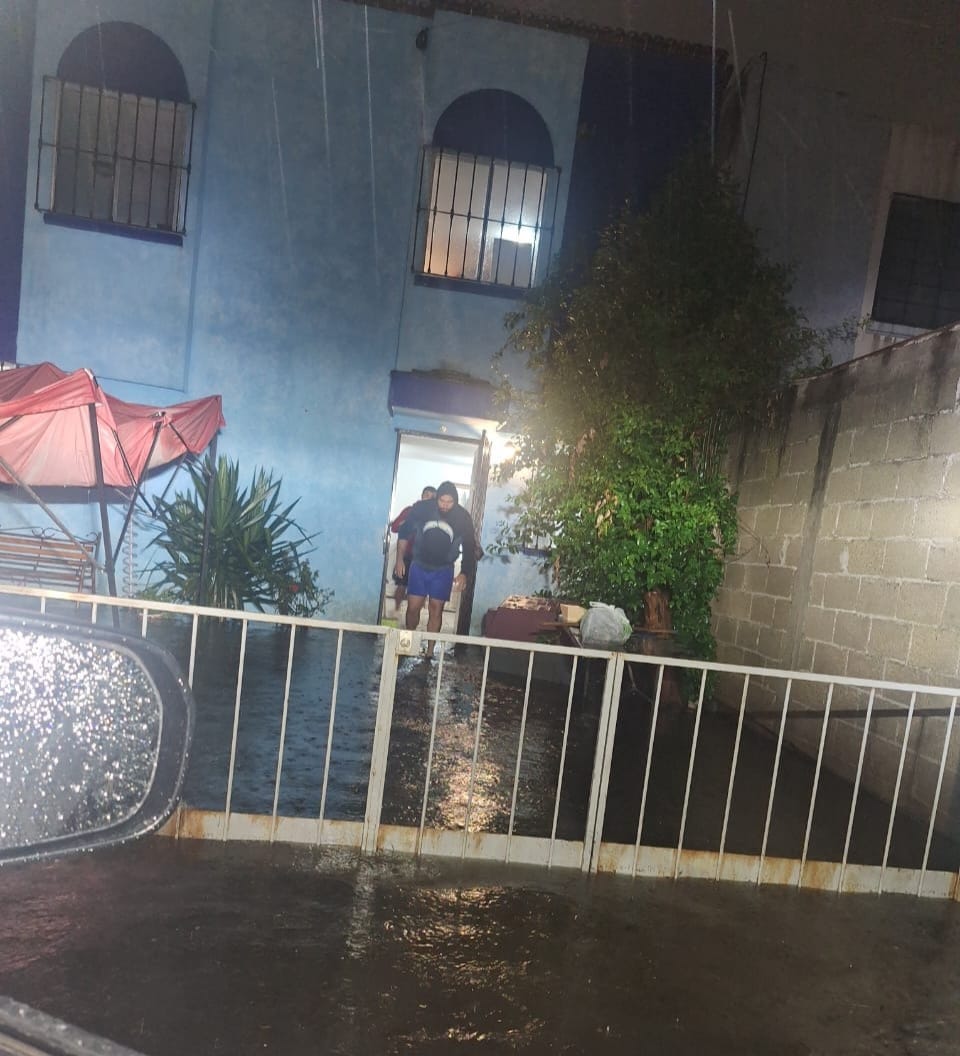 Atienden afectaciones por lluvia en Cuautlancingo; exhortan a evitar tirar basura en la vía pública