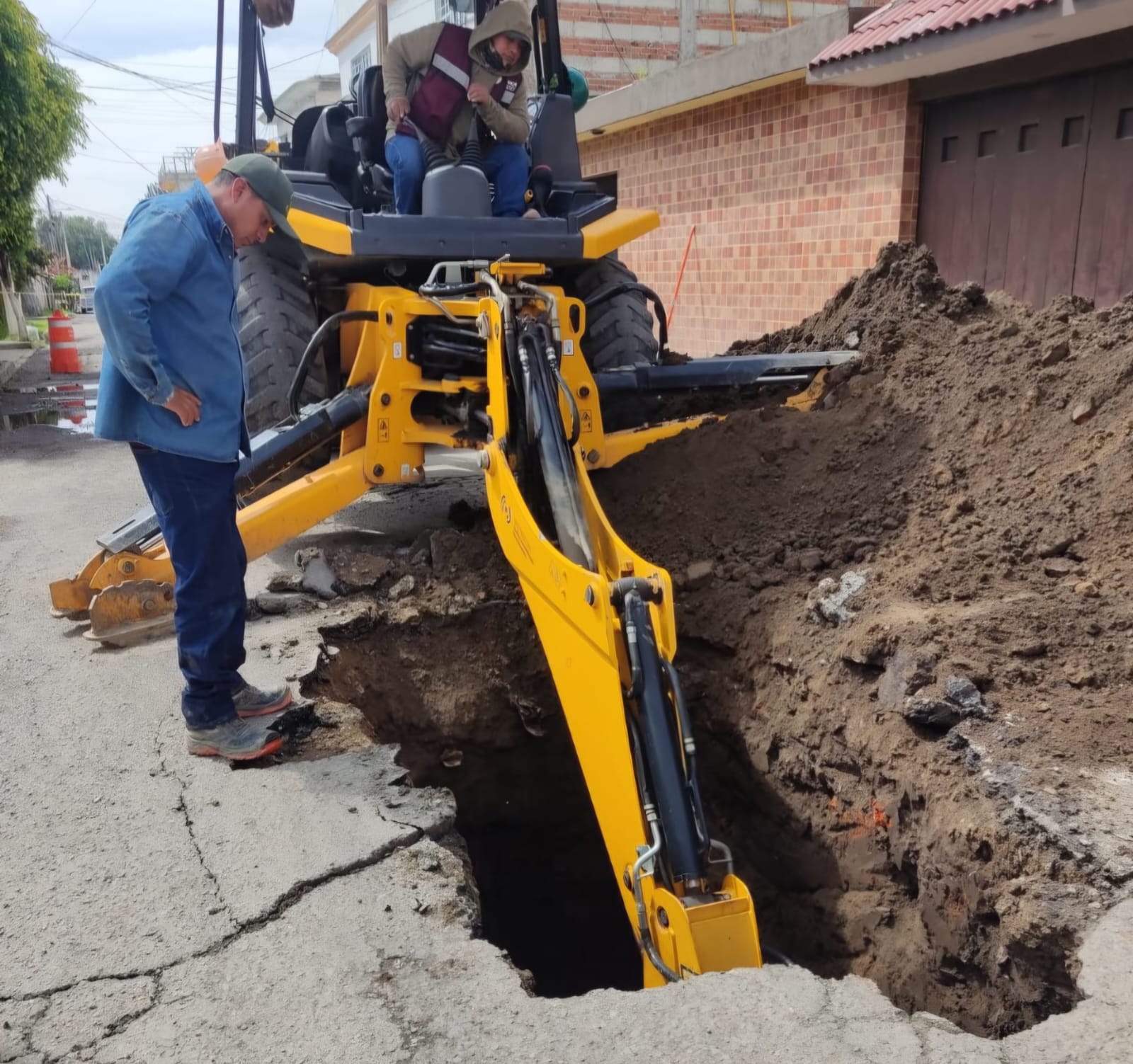 Atiende Sosapach socavón en San Pablo Tecámac tras denuncia ciudadana