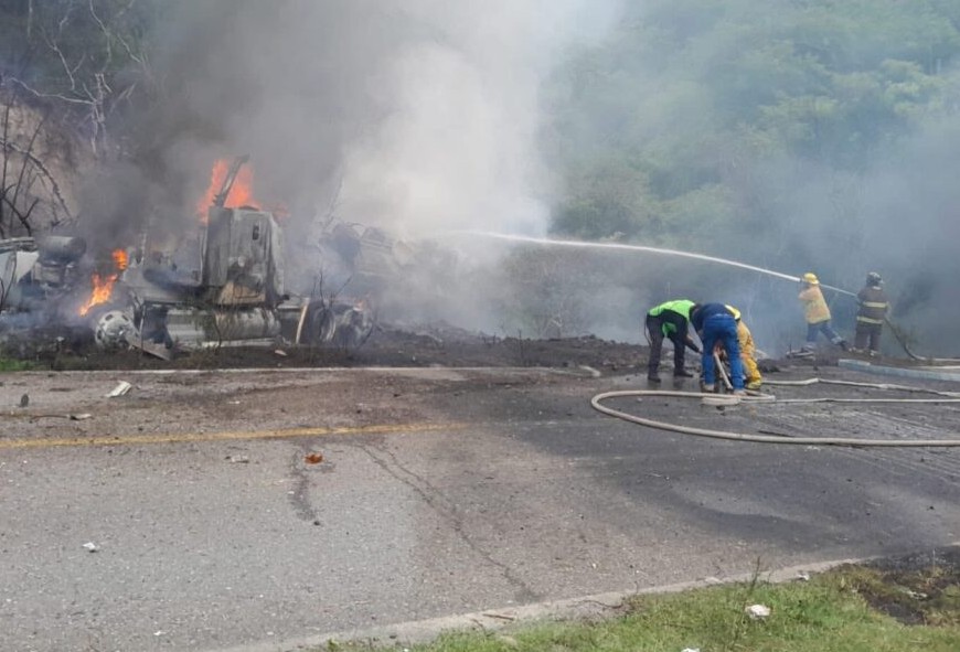 Volcadura y explosión de pipa en carretera Puebla-Tlapa