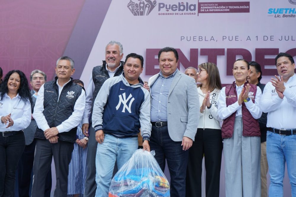 Entregan uniformes a más de mil trabajadores del Ayuntamiento de Puebla