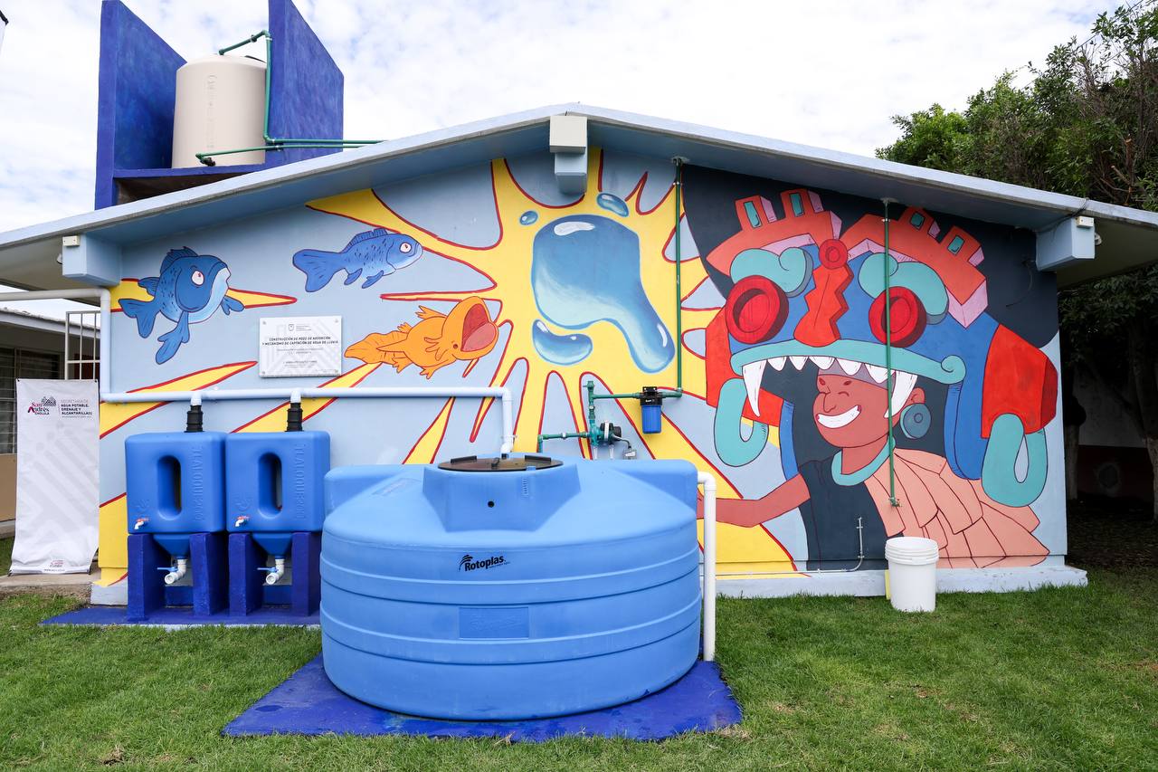 Entrega Lupita Cuautle sistema de captación pluvial a primaria en San Andrés Cholula