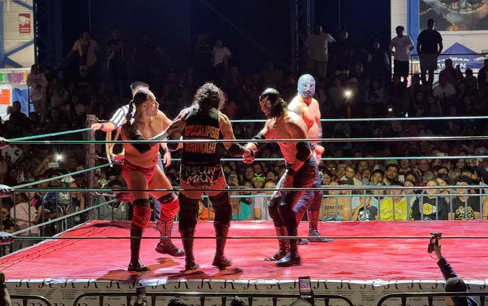 Atlixco vibra con función estelar de lucha libre AAA