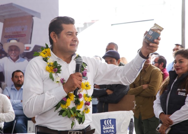 Alejandro Armenta entrega en Sierra Nororiental apoyos en obra comunitaria, campo, medio ambiente y becas