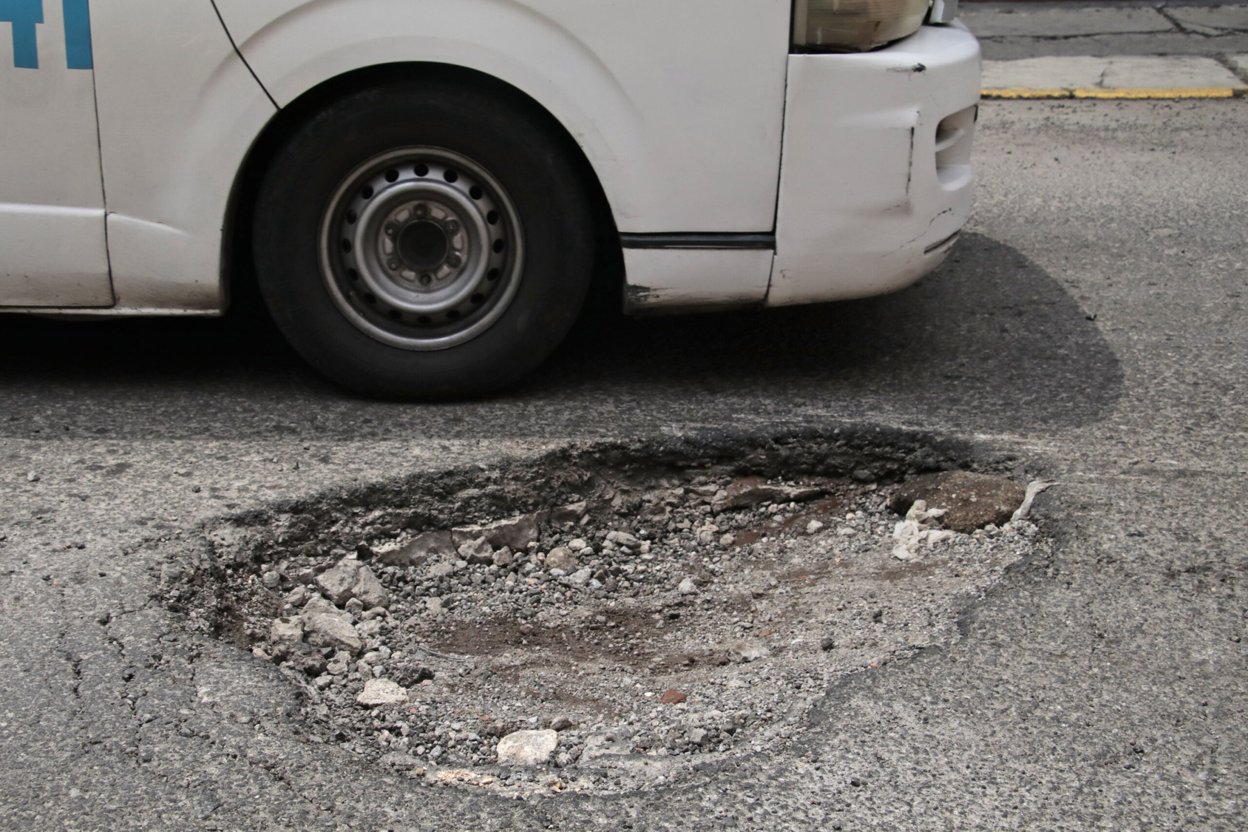 Colonias del sur de Puebla exigen pavimentación tras daños por lluviasPuebla, Pue. Pobladores de diversas colonias antorchistas del sur de la ciudad se manifestaron frente a las oficinas de la Secretaría de Infraestructura para exigir la rehabilitación urgente de vialidades severamente afectadas por las lluvias recientes y la falta de drenaje pluvial adecuado.  Los vecinos señalaron que el deterioro de las calles, principalmente en la Avenida José Martí, ha empeorado con el paso del tiempo, afectando la movilidad en zonas densamente pobladas como Santa Lucía de Altamirano. Expusieron que esta importante vía lleva más de 20 años sin recibir mantenimiento integral.  Con evidencia fotográfica, los colonos mostraron el estado actual del asfalto, que presenta hundimientos, baches y daños estructurales. Afirmaron que la situación representa un riesgo para peatones y automovilistas, especialmente durante la temporada de lluvias.  Lluvia Sánchez Hernández, representante de los manifestantes, exigió atención inmediata por parte de las autoridades, al considerar que se trata de una necesidad urgente para miles de familias que dependen de estas rutas para su vida diaria.