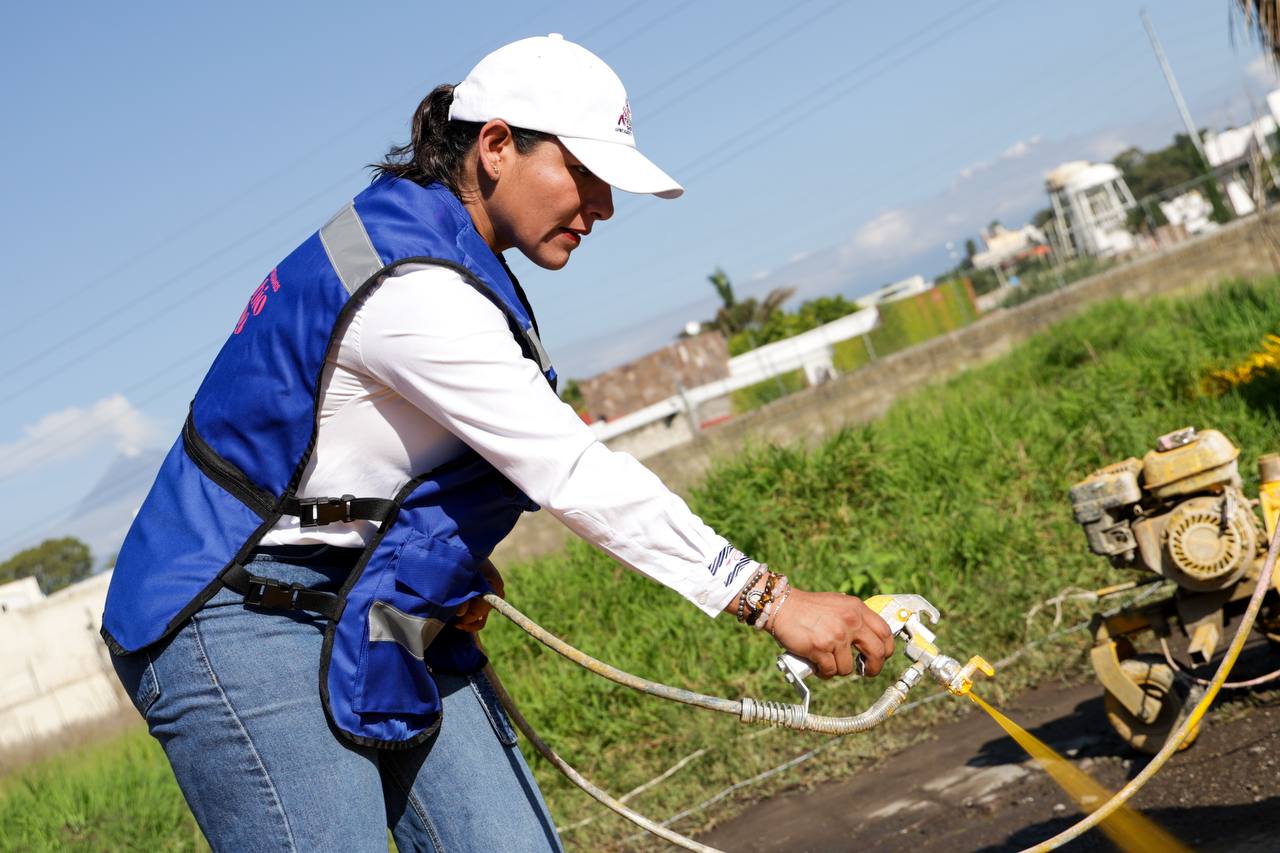 Promueve Lupita Cuautle entornos seguros con jornada de limpieza en San Antonio Cacalotepec