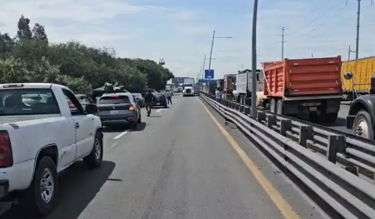 Transportistas de AMOTAC paralizan carreteras en Puebla y Tlaxcala