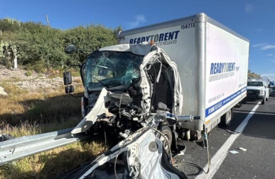 Aparatoso accidente en la Cuacnopalan-Oaxaca deja a chofer prensado