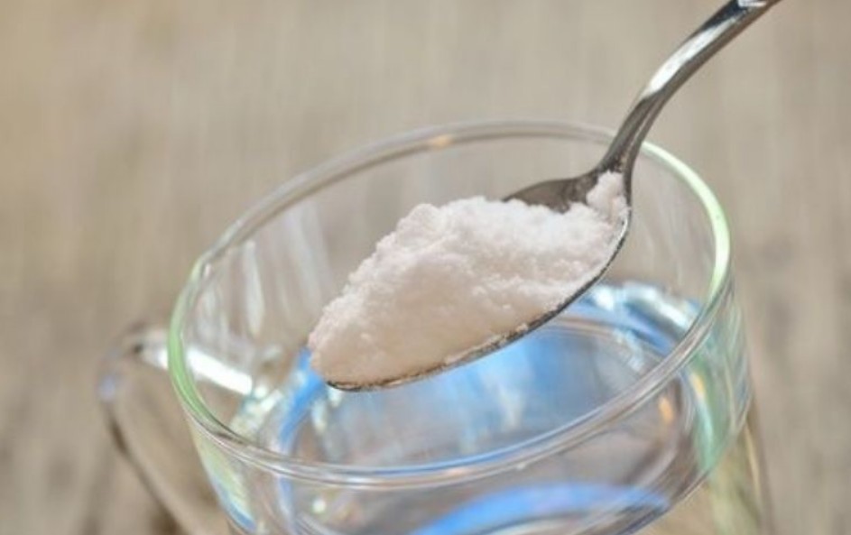 ¿Por qué es importante mantener limpia la puerta de cristal del baño?