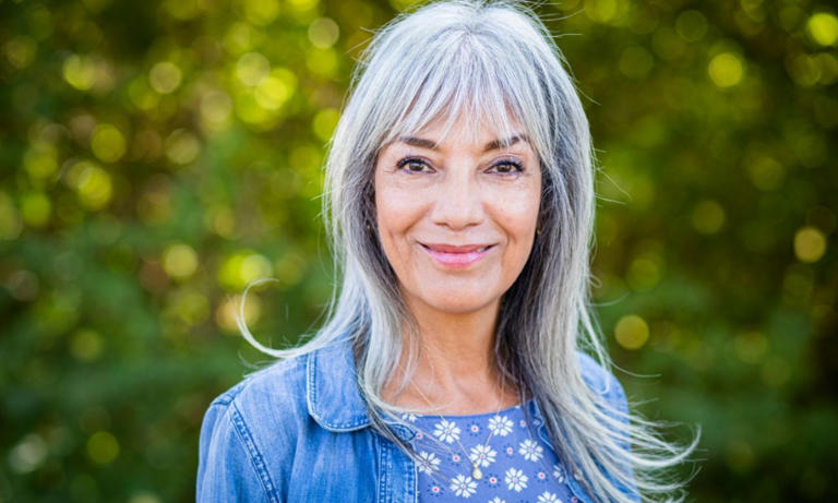 Estos son los rasgos y características comunes en las personas que se dejan las canas del cabello