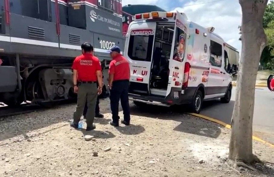 Mujer es embestida por locomotora en Tehuacán