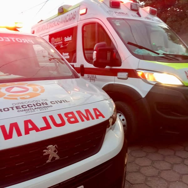 Mujer resulta lesionada tras accidente en motocicleta; no portaba casco