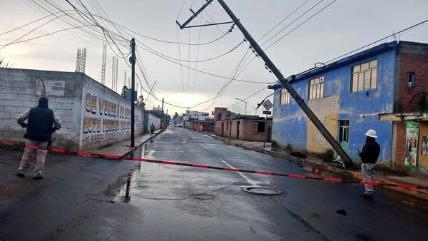 Atienden riesgos por poste y árbol caído en distintos puntos de San Pedro Cholula