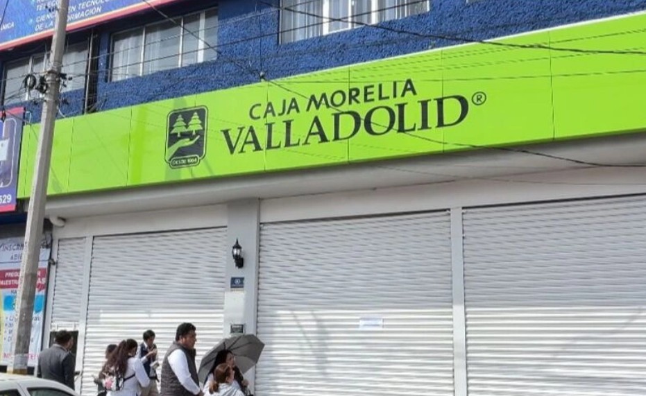 Cinco hombres armados asaltan Caja Morelia Valladolid en Puebla