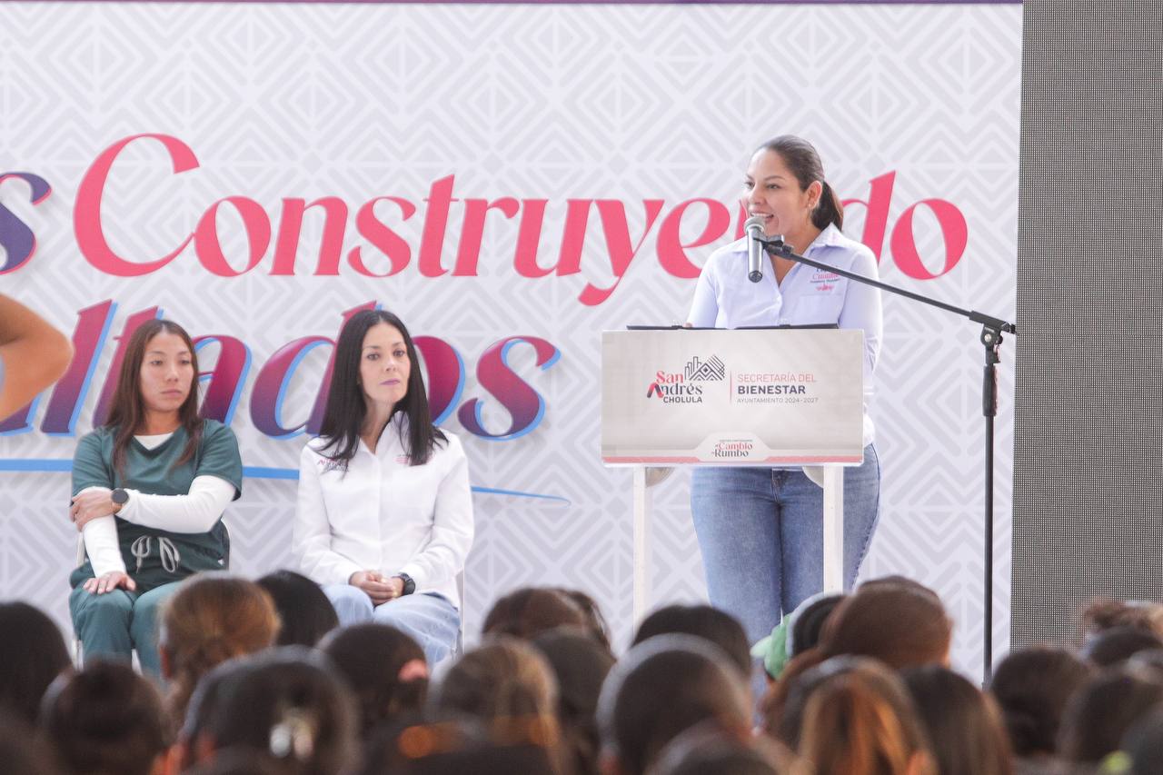 Entrega Lupita Cuautle apoyos económicos y capacitación a mujeres emprendedoras
