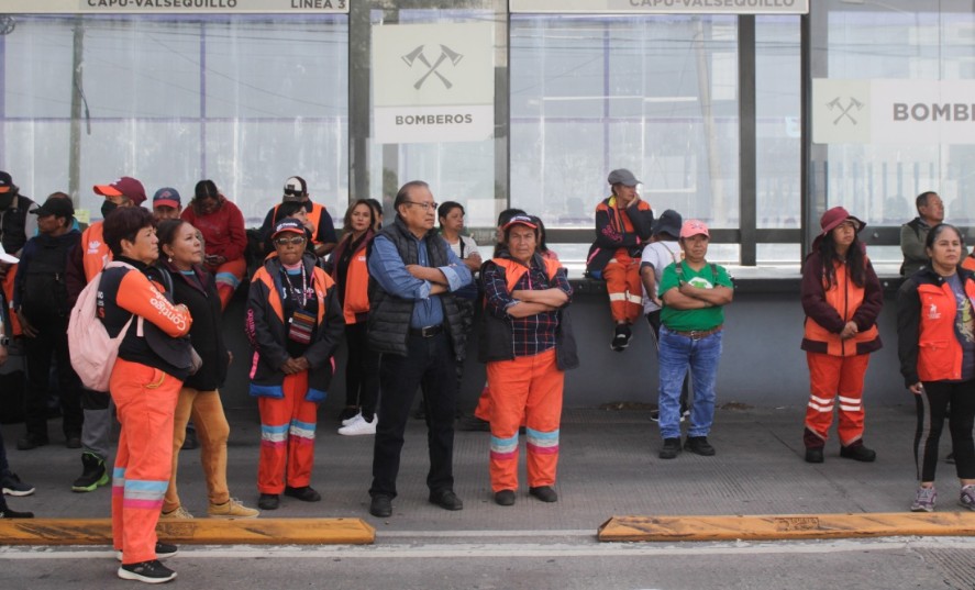 Trabajadores del servicio de limpia bloquean vialidad en Puebla