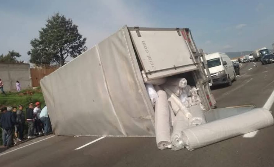 Accidente en la México-Puebla: tractocamión vuelca en el km 74