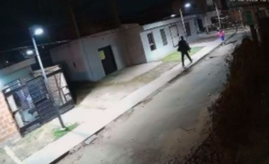 Hombre golpea a su hijo y esposa en la calle: un vecino armado lo detiene