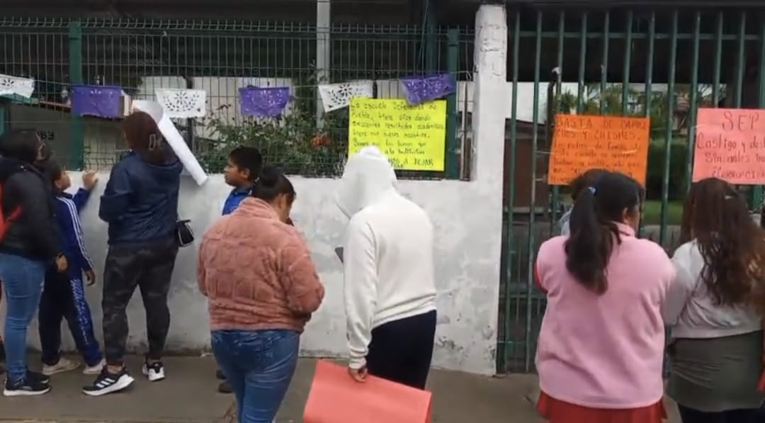 Protestan padres de familia en escuela de San Pedro Cholula por destitución de docente