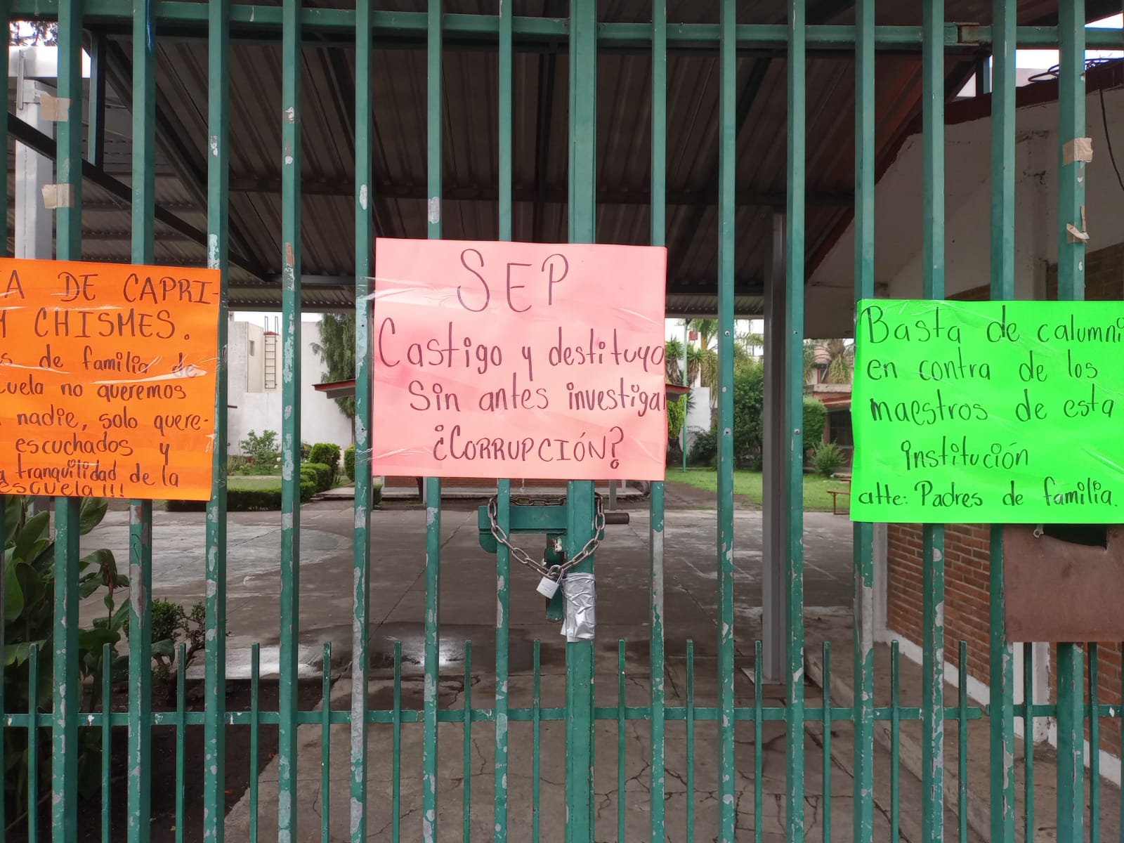 Protestan padres de familia en escuela de San Pedro Cholula por destitución de docente
