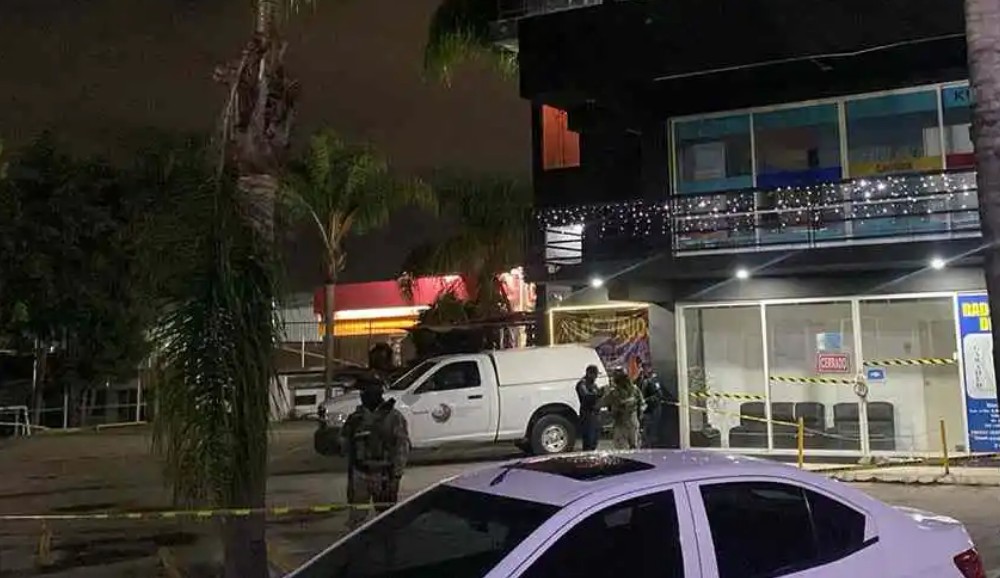 Sicarios asesinan a un hombre en bar de Lomas de Castillotla
