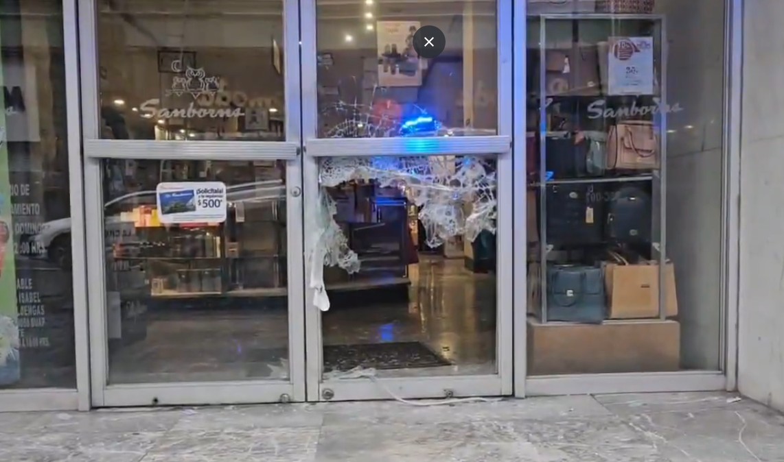 Segundo cristalazo en menos de un mes en Sanborns del Centro Histórico