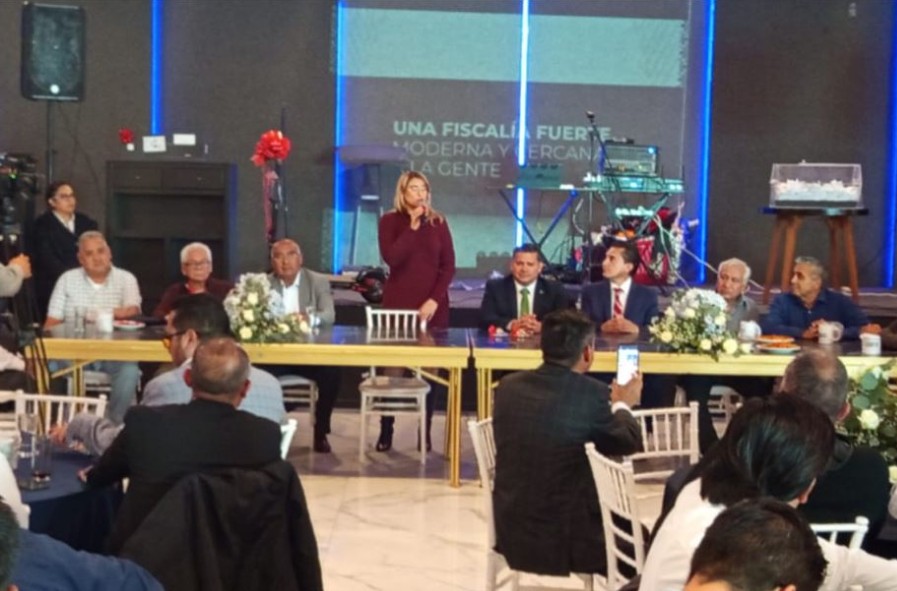 Reconocen en la FGE a padres ejemplares