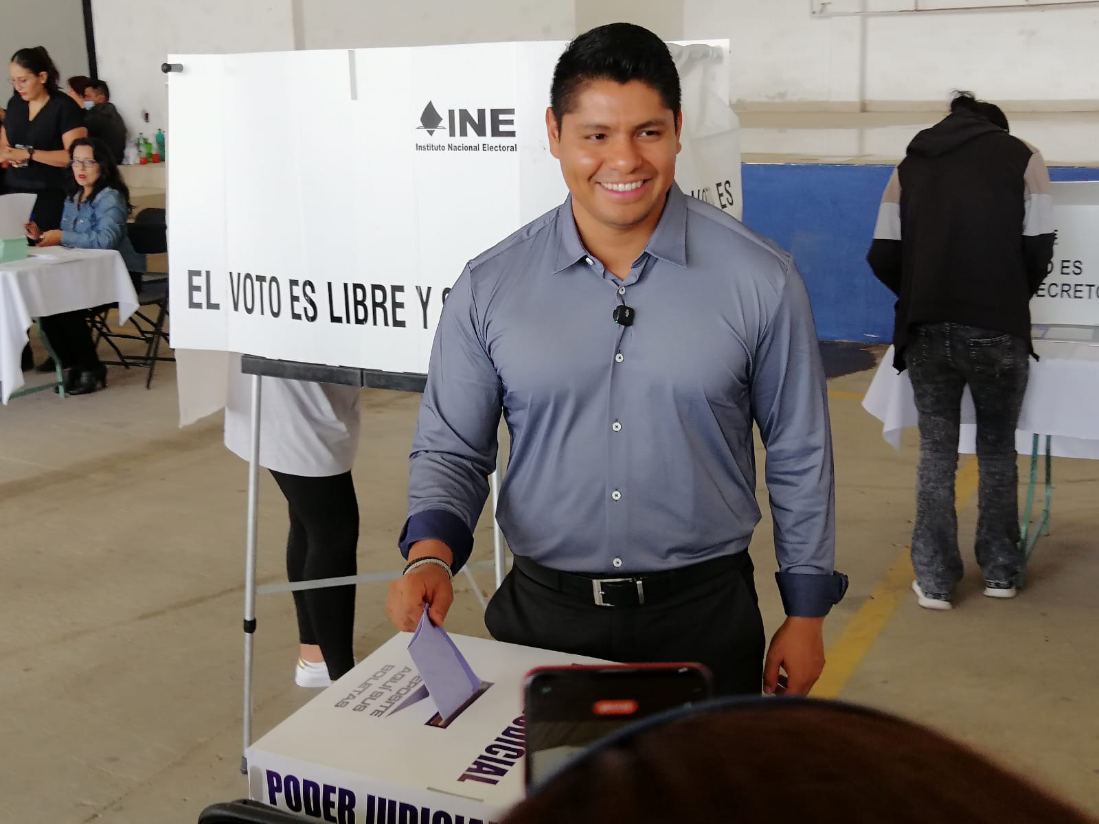 Omar Muñoz  acude a votar y reporta jornada electoral en calma