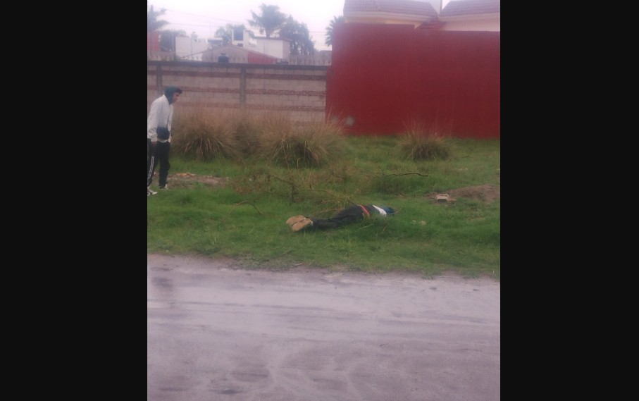 Violento ataque en Xonacatepec deja a un joven herido y auto destrozado