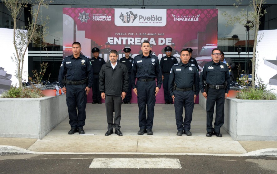 Entregan nuevos uniformes a policías municipales en Puebla