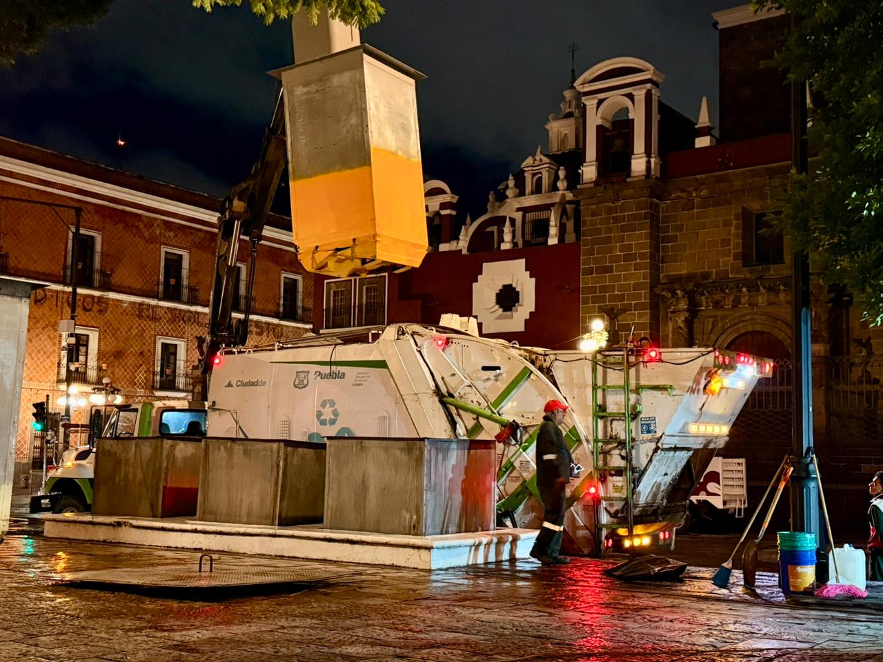 Realizan limpieza integral de contenedores soterrados en el Zócalo de Puebla