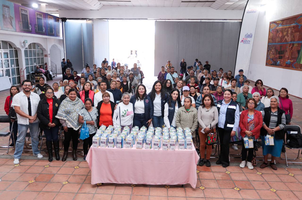 Impulsa Lupita Cuautle el autocuidado con entrega de kits de salud