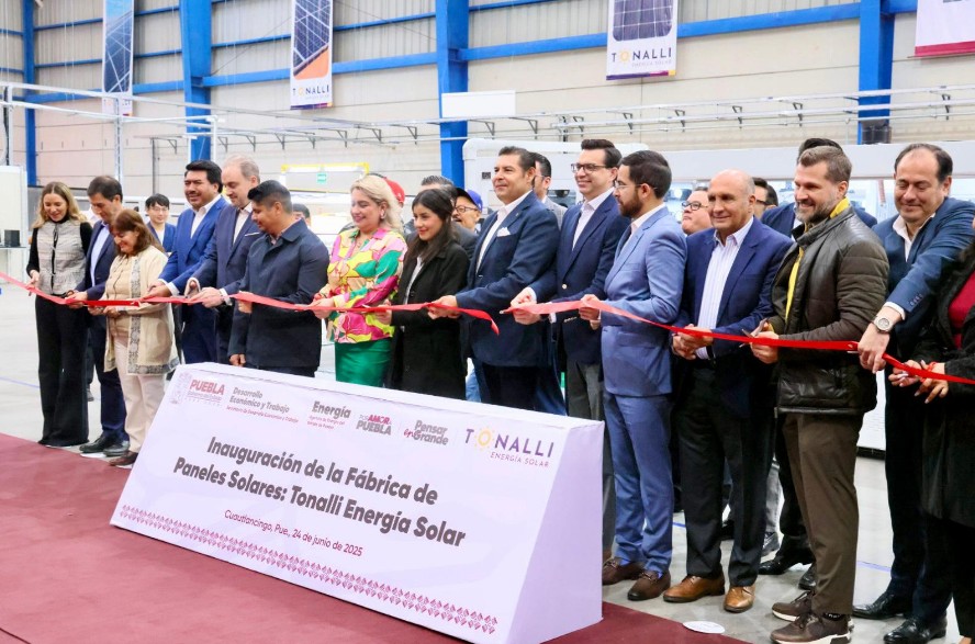 Puebla impulsa soberanía energética con la primera fábrica de paneles solares en México